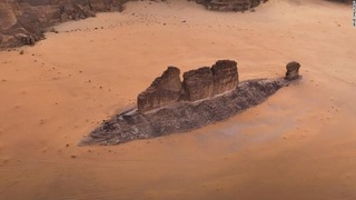 砂漠に浮上した巨大魚を思わせる形状の岩石層を捉えたドローンからの画像