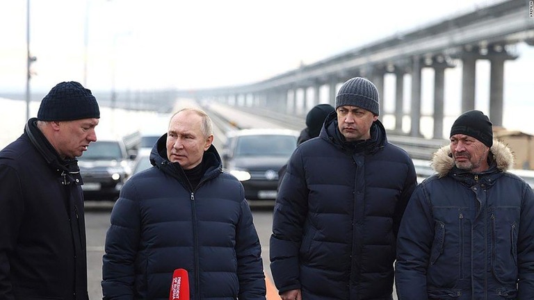 プーチン氏、クリミア半島との橋を訪問　爆発後の修復視察
