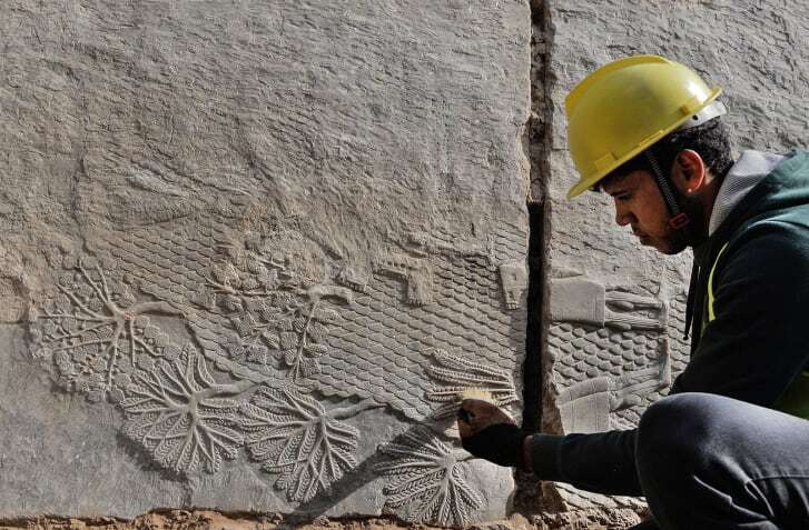 考古学者らはレリーフの発見に心を打たれた/Zaid al-Obeidi/AFP/Getty Images