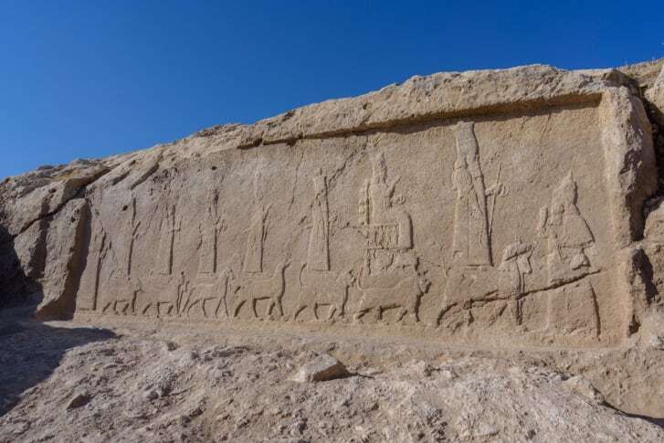 灌漑用水路の壁面に沿って彫られたレリーフ/Land of Nineveh Archaeological Project, University of Udine