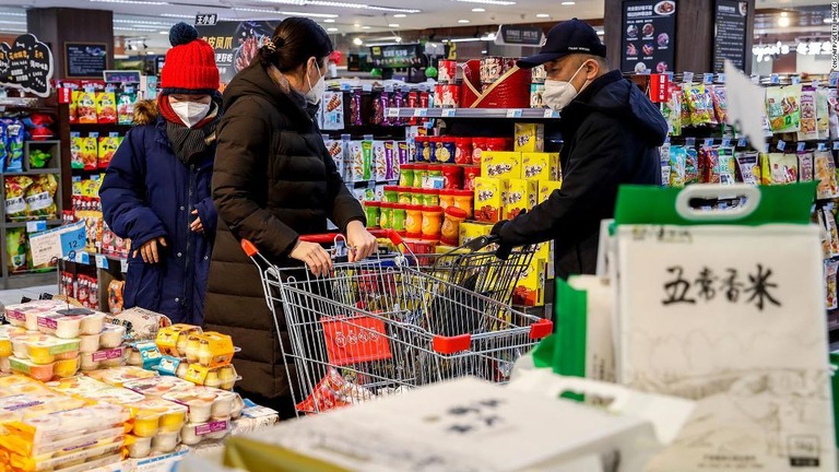スーパーで買い物をする人々＝５日、新疆ウイグル自治区ウルムチ市/CNS/AFP/Getty Images