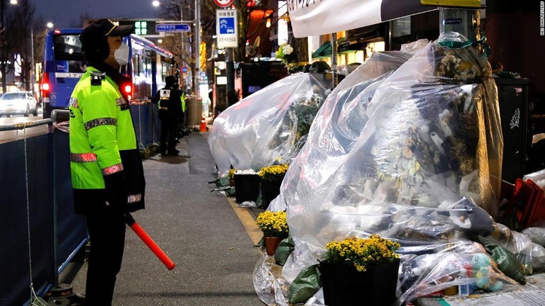 雑踏事故の現場にある献花近くで警戒に当たる警察官＝１１月２９日、韓国・ソウル/Heo Ran/Reuters