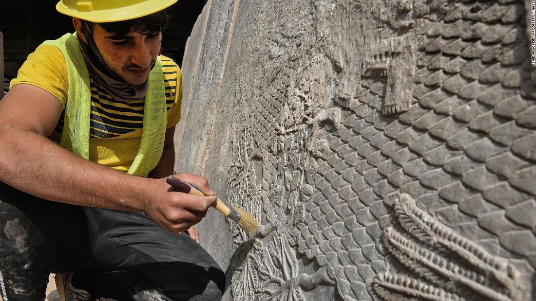 マシュキ門で見つかったレリーフを発掘するイラクの作業員