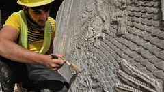 新アッシリア帝国時代のレリーフ、ＩＳＩＳに破壊された遺跡で発見　イラク