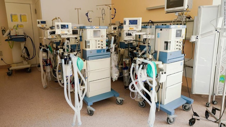 独マンハイムの大学病院の集中治療室にある人工呼吸器/Uwe Anspach/dpa/Getty Images
