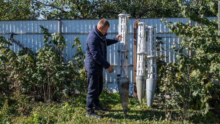 畑に落ちたクラスター弾を見せる農業者。ウクライナ軍が３月中旬にこの地域を解放後、ロシアのロケット攻撃が頻繁に行われているという/Virginie Nguyen Hoang/Hans Lucas/Reuters