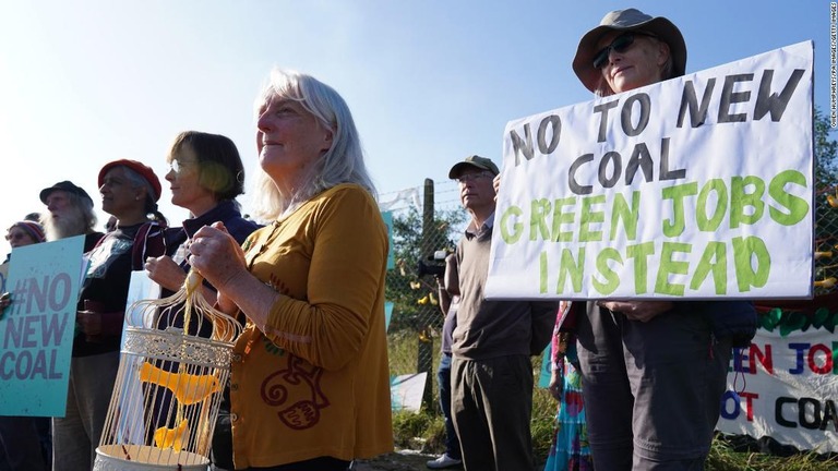 現地で炭鉱の開坑計画に反対の声を上げる人々/Owen Humphreys/PA Images/Getty Images
