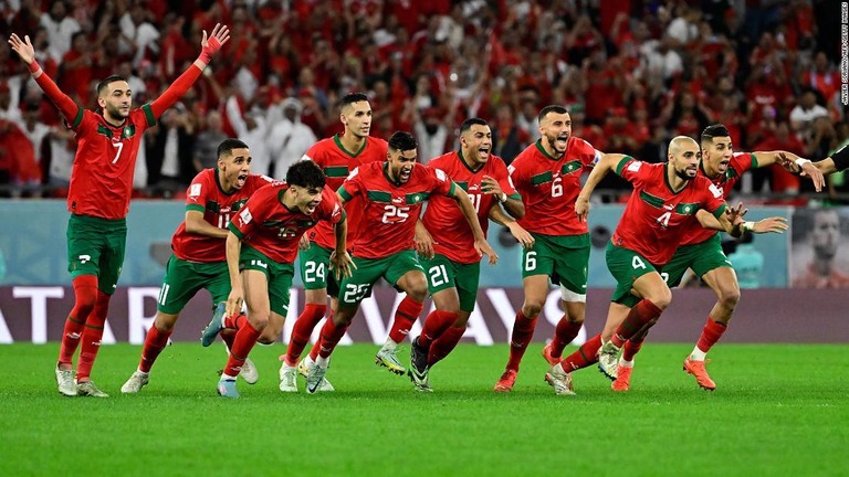 Ｗ杯１６強でスペイン相手のＰＫ戦を制し、歓喜の中走り出すモロッコ代表の選手たち/Javier Soriano/AFP/Getty Images