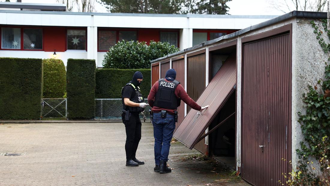 極右テロ組織の支援者を逮捕後、捜査を行う警察=7日、ドイツ・ベルリン/Christian Mang/Reuters