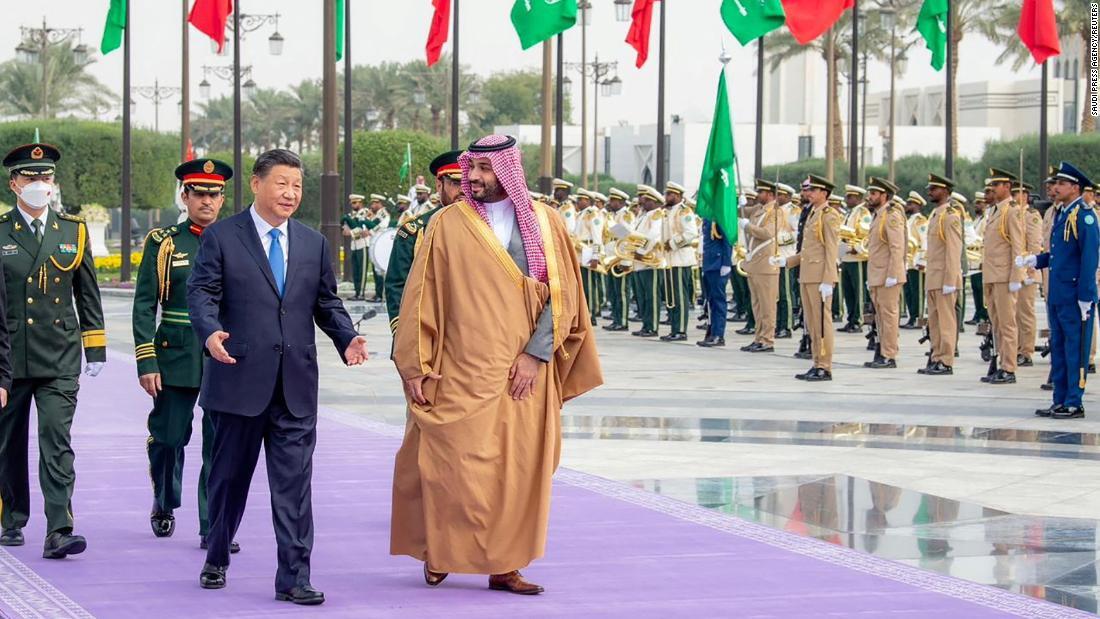 紫のカーペットの上を中国の習近平国家主席と歩くサウジアラビアのムハンマド皇太子/Saudi Press Agency/Reuters