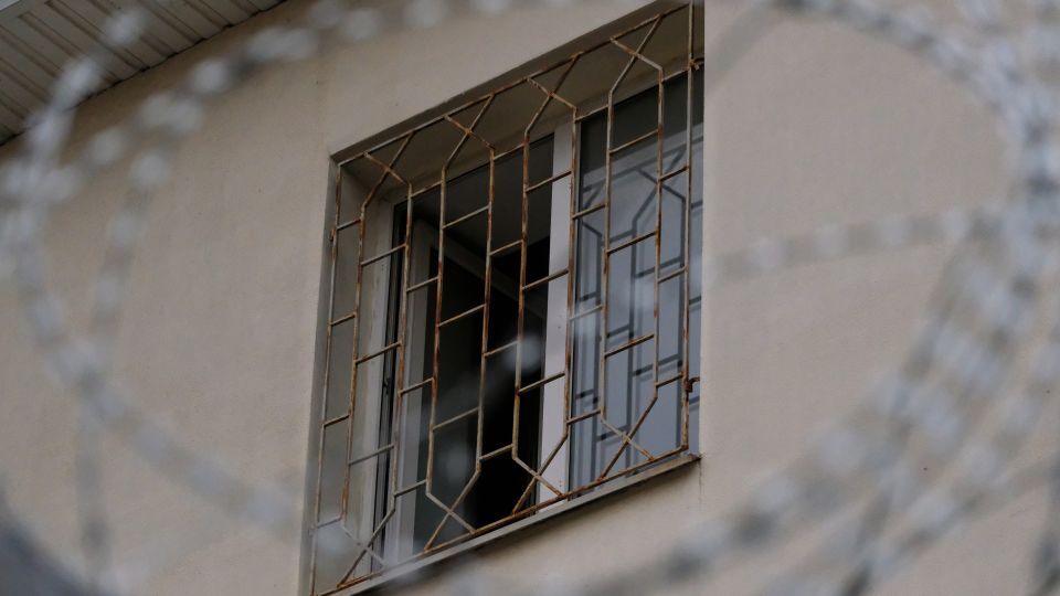 ロシア軍が収容施設として使用していた建物の窓/Vasco Cotovio/CNN