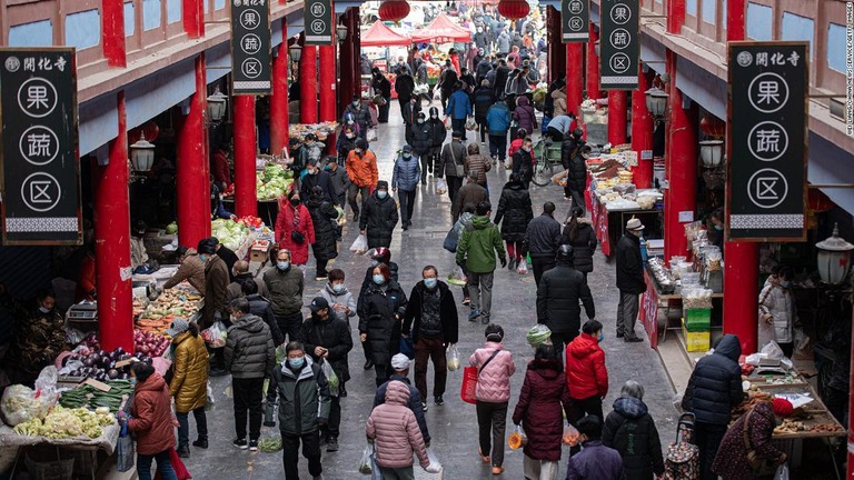 中国山西省太原市の市場で青果を買い求める客ら/Wei Liang/China News Service/Getty Images