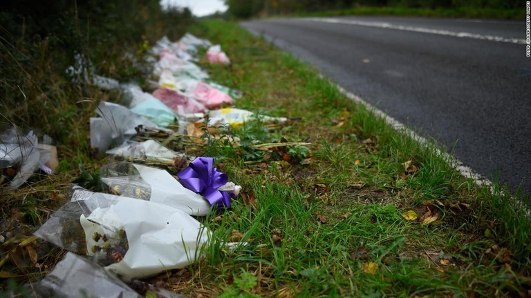 米外交官の妻による危険運転で英国人男性が死亡した現場に置かれた花束/Peter Summers/Getty Images