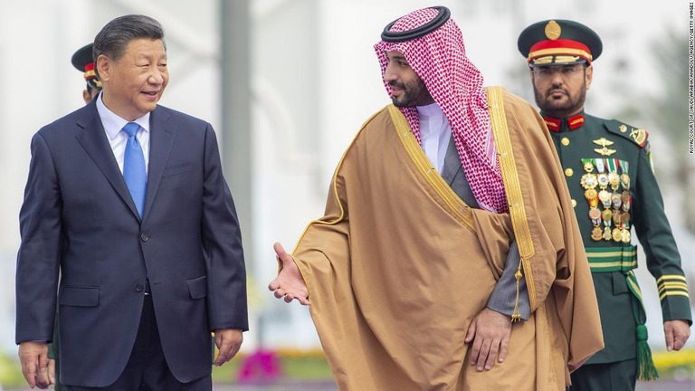 中国の習近平（シーチンピン）国家主席（左）を迎えるサウジアラビアのムハンマド皇太子＝８日、サウジアラビア首都リヤド/Royal Court of Saudi Arabia/Anadolu Agency/Getty Images