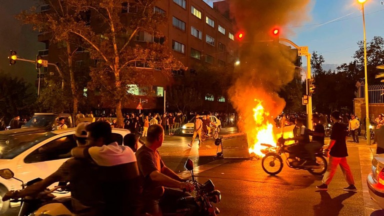 抗議活動が行われたテヘラン中心部の街＝９月１９日/AP