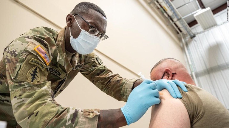 新型コロナのワクチンを兵士に接種する様子＝２０２１年９月９日、ケンタッキー州フォートノックス/Jon Cherry/Getty Images