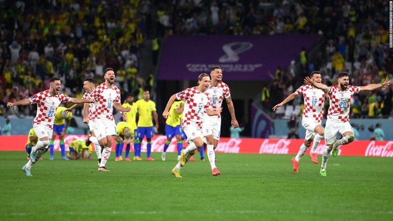 ＰＫ戦で優勝候補のブラジルを破り、喜びに沸くクロアチアの選手たち/Laurence Griffiths/Getty Images