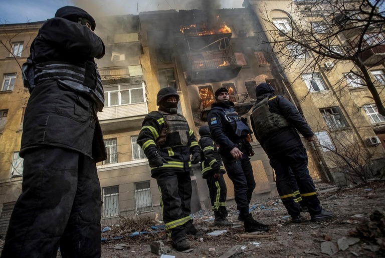 ロシア軍の攻撃を受けたバフムートの住宅で消火活動を行う消防士ら/Yevhen Titov/Reuters