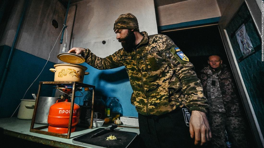 ドニプロのシェフがザポリージャ州にいるウクライナ軍のために料理をする=11月24日/Dmytro Smoliyenko/Ukrinform/Future Publishing/Getty Images