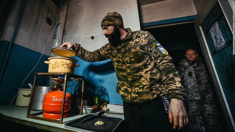ドニプロのシェフがザポリージャ州にいるウクライナ軍のために料理をする＝１１月２４日/Dmytro Smoliyenko/Ukrinform/Future Publishing/Getty Images