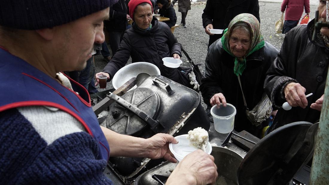 マリウポリで溫かい食事を受け取る住民＝１０月２７日/AFP/Getty Images