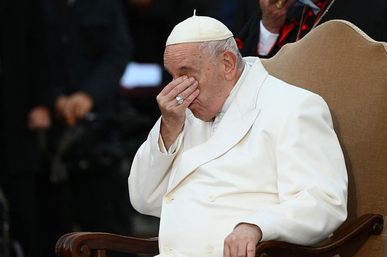 目頭を押さえるフランシスコ教皇＝８日、イタリア・ローマ/Vincenzo Pinto/AFP/Getty Images