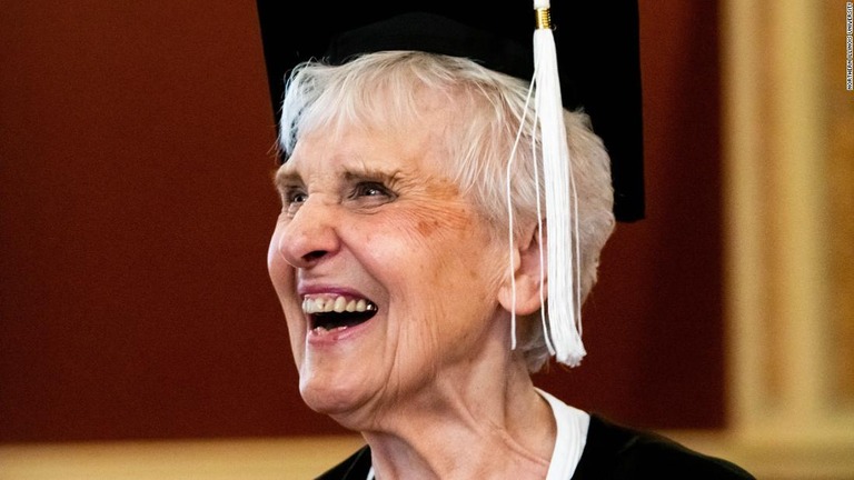 ９０歳で学位を取得したジョイス・デフォーさん/Northern Illinois University