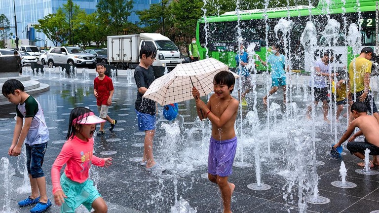 街中で遊ぶ子どもたち＝８月、韓国・ソウル/Chris Jung/NurPhoto/Getty Images/File