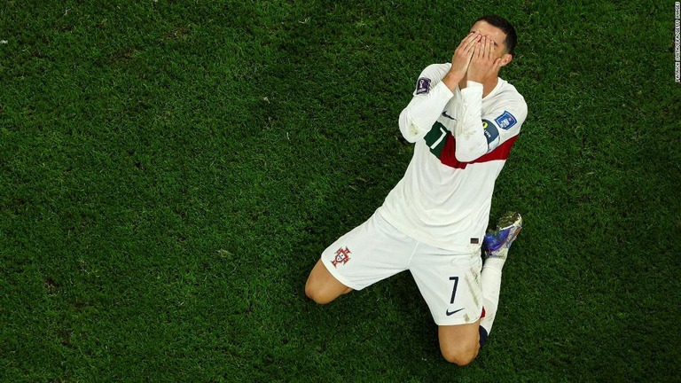 １０日のモロッコ戦に敗れた後、両手で顔を覆うクリスティアノ・ロナルド選手/Patrick Smith/FIFA/Getty Images