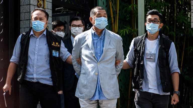 警察によって自宅から移送される黎智英（ジミー・ライ）氏/VERNON YUEN/AFP/AFP via Getty Images