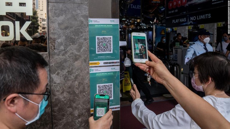 香港で濃厚接触者を追跡するためのアプリが廃止された/Chan Long Hei/Bloomberg/Getty Images