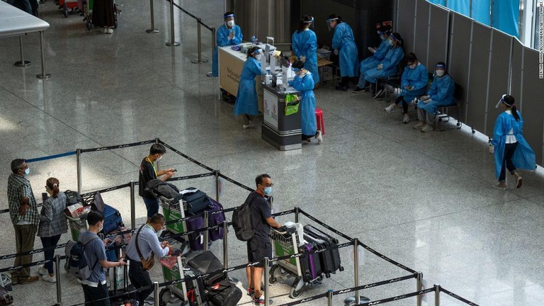 香港では９月に入境者の強制隔離を廃止した/Bertha Wang/Bloomberg/Getty Images