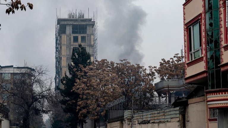 襲撃によって立ち上る黒煙＝１２日、アフガニスタン首都カブール/Wakil Kohsar/AFP/Getty Images