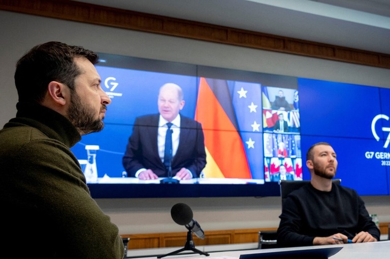 Ｇ７首脳との協議に参加するゼレンスキー氏/Ukrainian Presidential Press Service/Handout/Reuters)