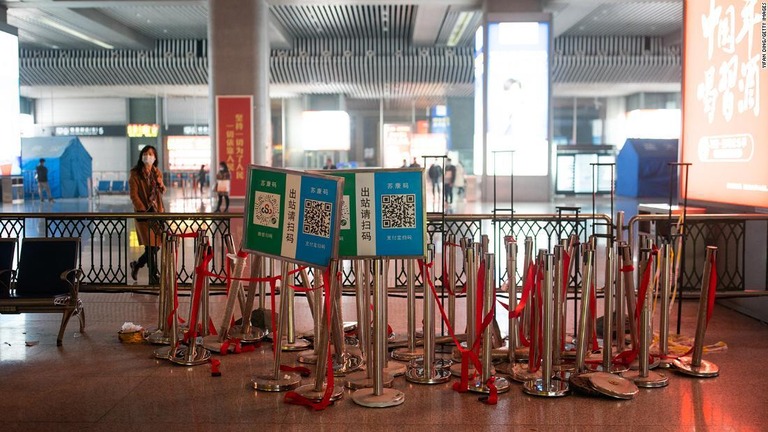 南京の鉄道駅で撤去された健康コードをスキャンする掲示物など/Yifan Ding/Getty Images
