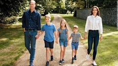 英ウィリアム皇太子一家、今年のクリスマスカードは夏の家族写真