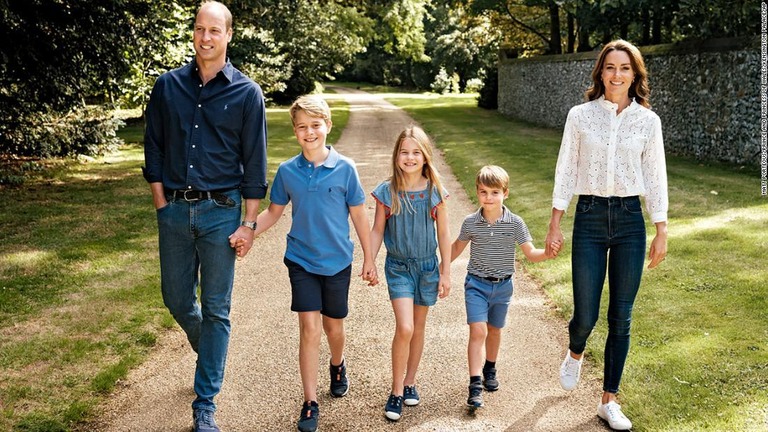 英ウィリアム皇太子一家が今年のクリスマスカードに使用した家族写真/Matt Porteous/Prince and Princess of Wales/Kensington Palace/AP