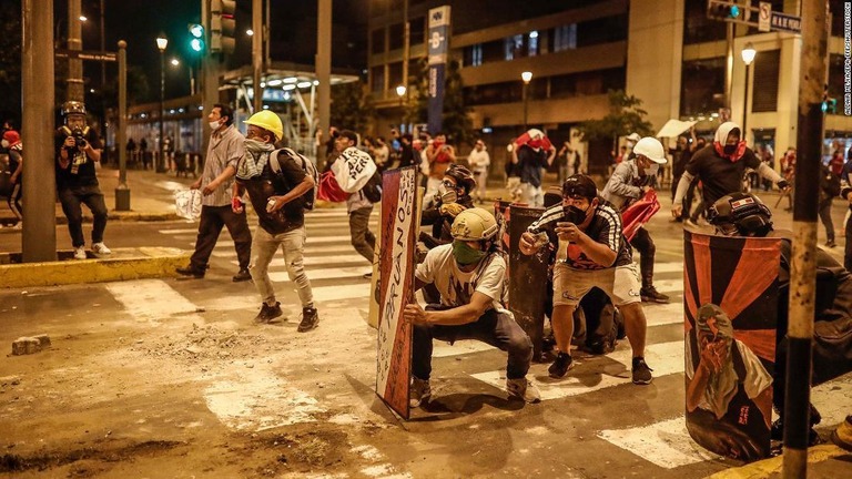 警察と衝突するデモ参加者＝１２日、ペルー・リマ/Aldair Mejía/EPA-EFE/Shutterstock