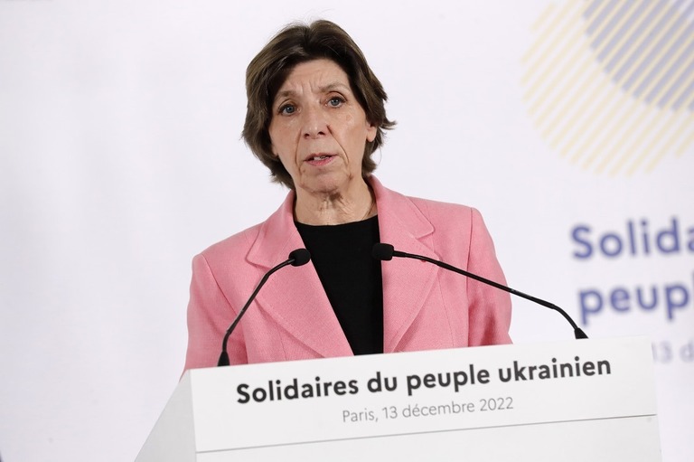 会合後に記者会見に臨むフランスのコロン外相＝１３日、パリ/Teresa Suarez/EPA-EFE/Shutterstock