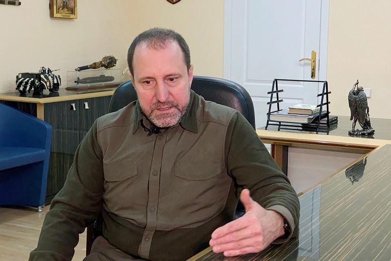 インタビューに答えるアレクサンドル・ホダコフスキー司令官/Kazbek Basayev/Reuters