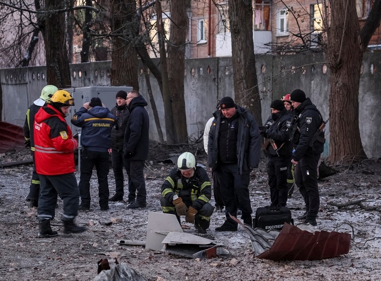 ドローン（無人機）の破片を調べる救急隊や警官＝１４日、ウクライナ・キーウ州/Gleb Garanich/Reuters