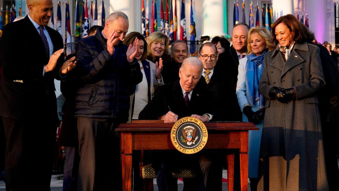 同性婚の保護法案に署名するバイデン米大統領＝１３日、米ワシントン・ホワイトハウス/Patrick Semansky/AP