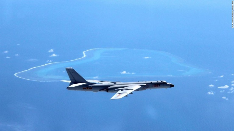 南シナ海上空を飛ぶ中国のＨ６爆撃機＝２０１６年７月/Liu Rui/Xinhua/Getty Images/FILE