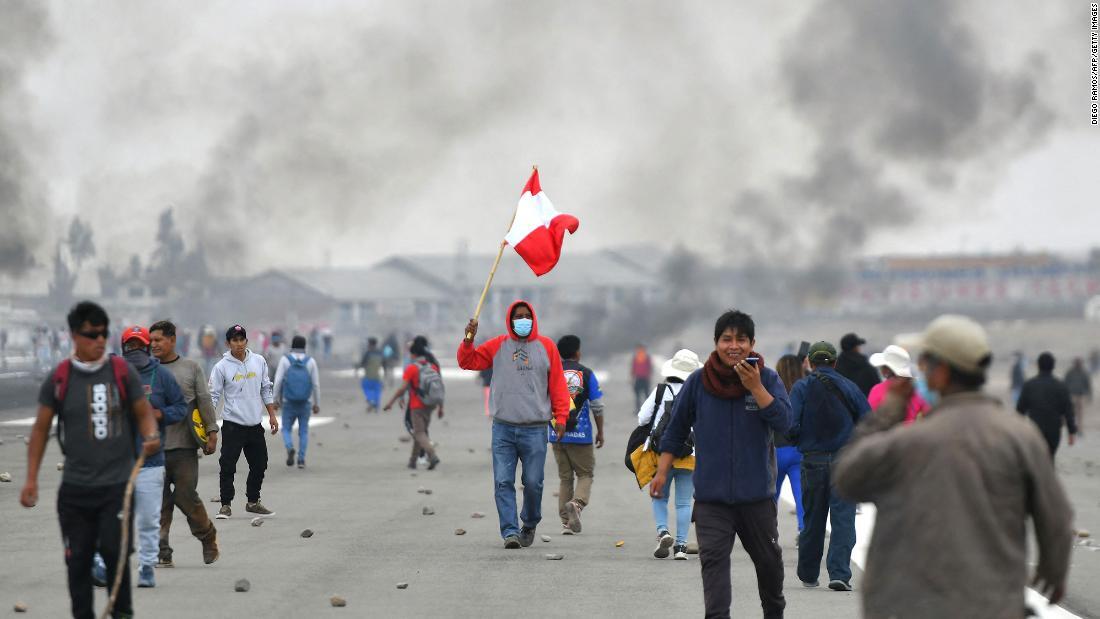 国際空港で抗議行動を行うデモ参加者ら＝１２日、ペルー・アレキパ/Diego Ramos/AFP/Getty Images
