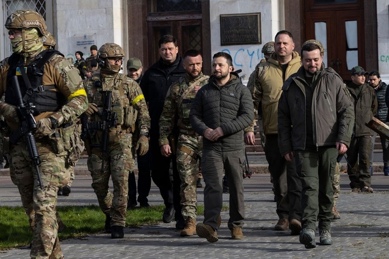 先月南部のヘルソンを電撃訪問したウクライナのゼレンスキー大統領（中央）/Paula Bronstein/Getty Images