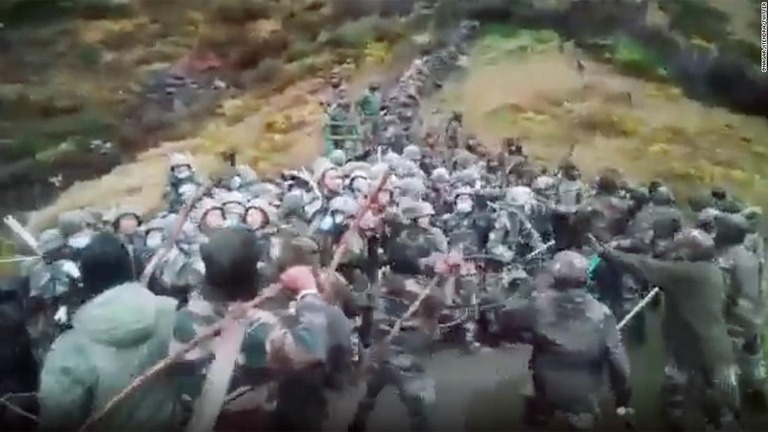 ＳＮＳで拡散されている映像にはインド軍と中国軍とみられる激しい衝突が映っている/@NagarJitendra/Twitter