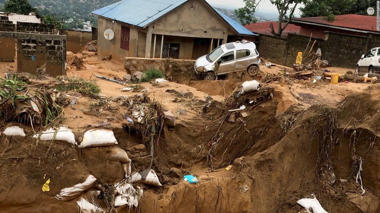 洪水と土砂崩れが発生した現場＝１３日、コンゴ民主共和国・キンシャサ郊外/Jude Dibawa/Reuters