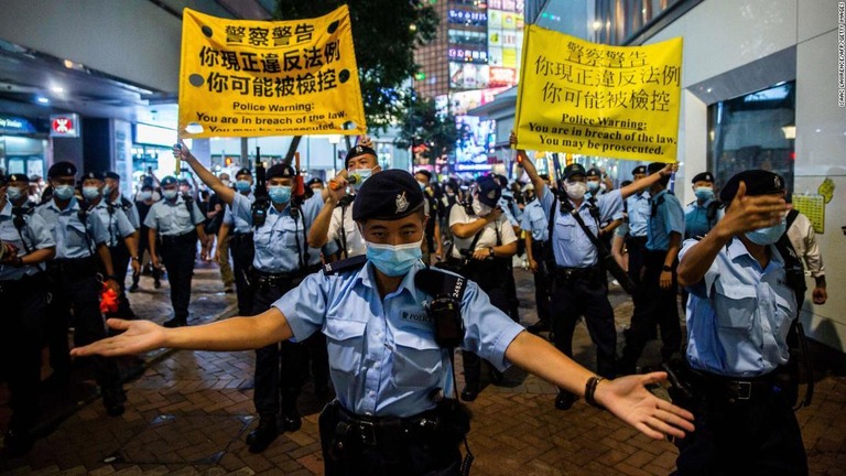 昨年６月４日、天安門事件の追悼集会に集まった人々を移動させる香港の警官隊/Isaac Lawrence/AFP/Getty Images