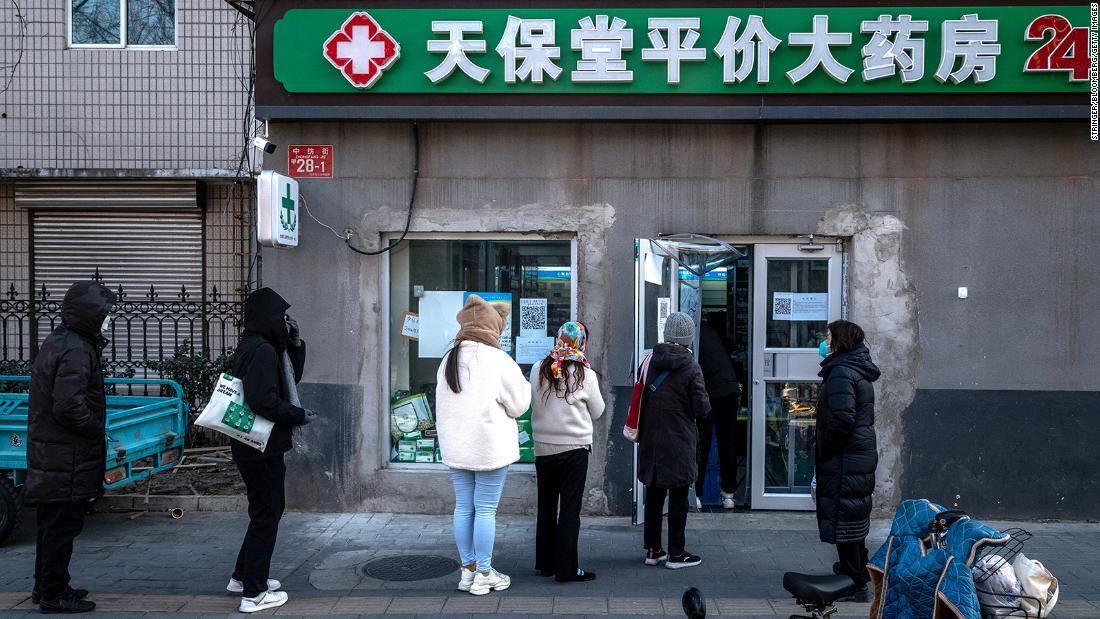 薬局に並ぶ人々＝１３日、北京/Stringer/Bloomberg/Getty Images