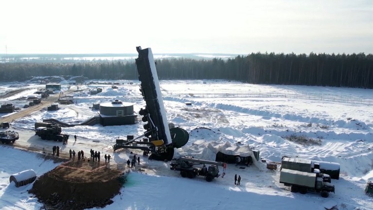 地下の発射台にＩＣＢＭ「ヤルス」を据え付ける様子を捉えた映像が公開された/Russian Defense Ministry